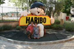 Nathalie et Patrick sous la Statue Haribo