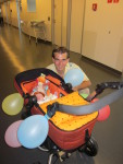 La poussette est toute dcore de ballons