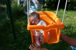 Papa me lche sur la balanoire, dans le jardin de Pp