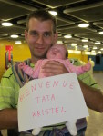 J'attends ma tata Kristel avec ma pancarte de bienvenue !