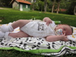 J'adore tre couche dans l'herbe