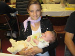 Dans les bras de Roxanne (future baby-sitter)  la kermesse.