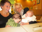 Moment complice avec mon cousin Louis. On se fait du charme et tata et mamie trouvent a trs mignon